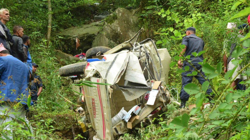 मध्यपाहाडी लोकमार्गको बिहुँ खण्डमा सडक दुर्घटना, चालक सहित २ जनाको निधन