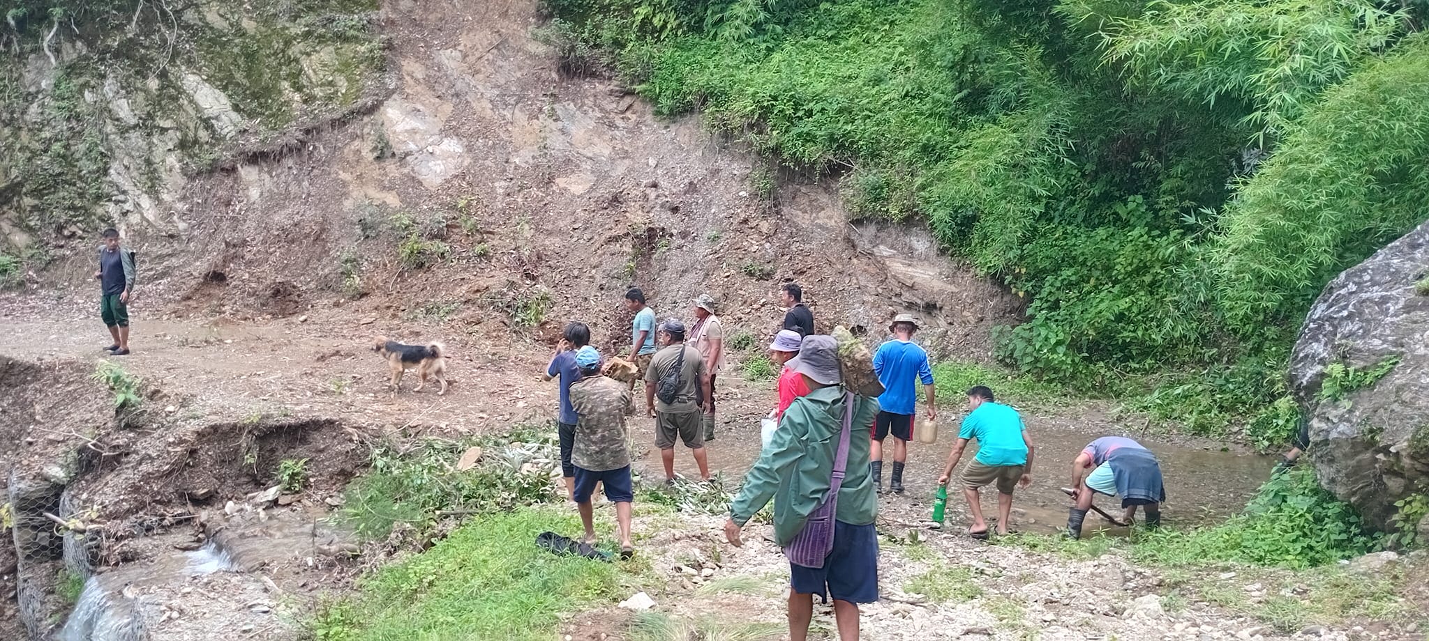 काठेखोलामा बिग्रेका सडक मर्मत गर्न जनश्रमदान, यात्रुबाहक गाडी धनीले व्यहोरे खाजाखर्च 
